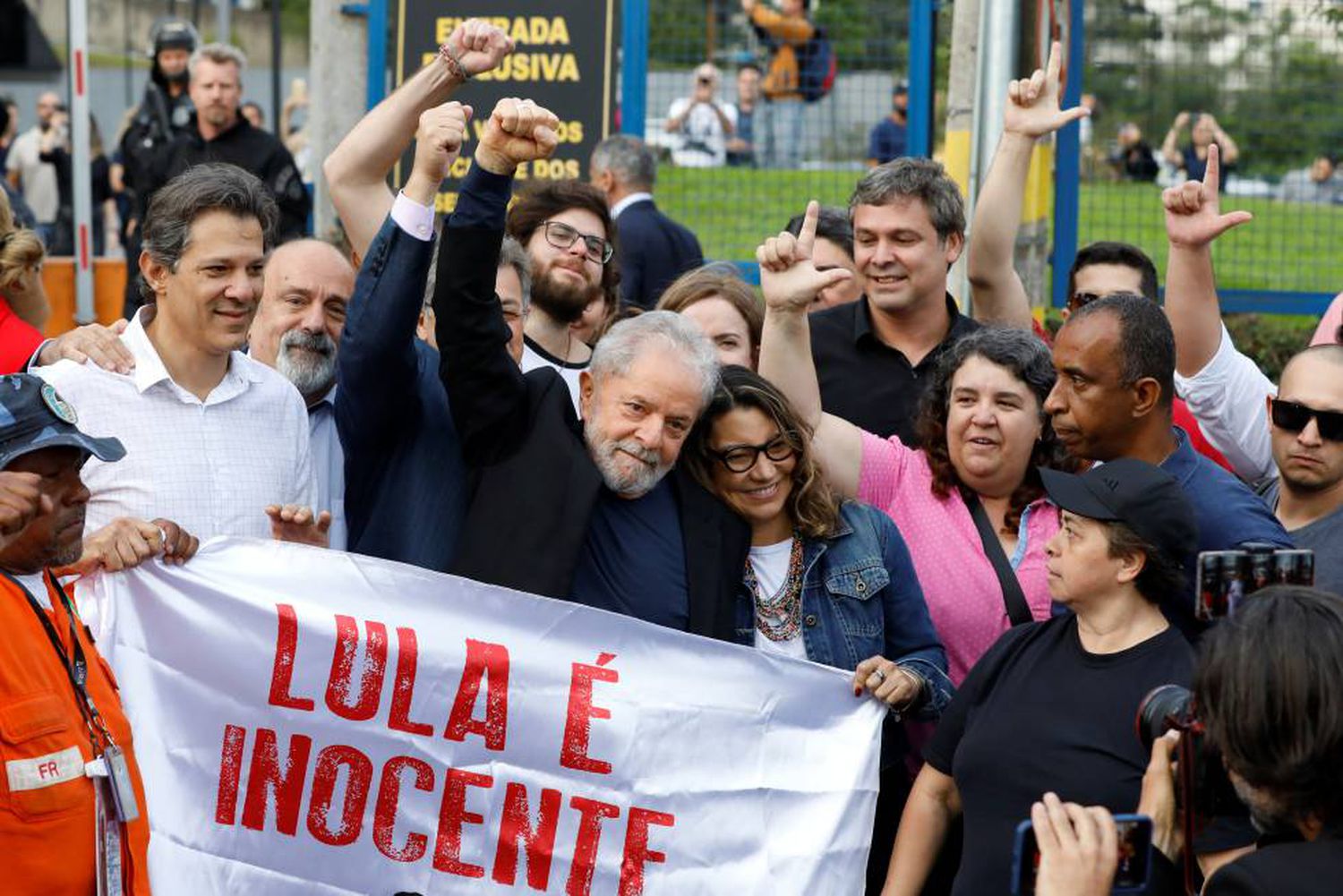 Lula sai da cadeia, diz que vai percorrer o país para provar que é inocente e ataca Bolsonaro