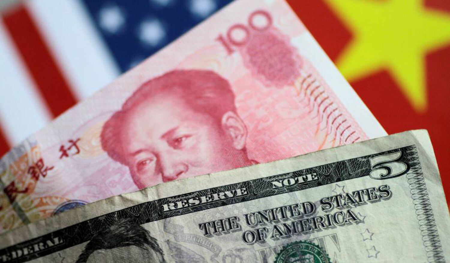 Uma nota de yuan e outra de dÃ³lar.