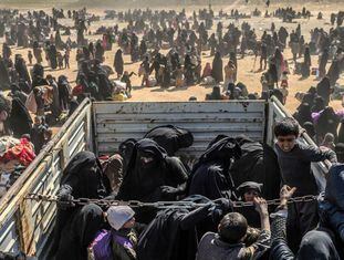 Mulheres e crianças evacuadas de Baghouz chegam a uma área de recepção das Forças Democráticas Sírias, o 6 de março.