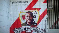 Painel em homenagem a Wilfred na fachada do estádio de Vallecas.
