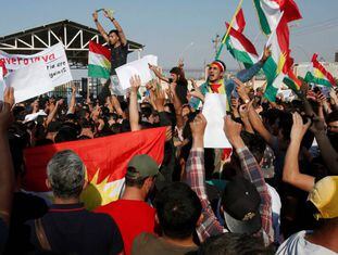 Dezenas de curdos se manifestam contra a ofensiva turca nesta quinta-feira em Erbil (Iraque).