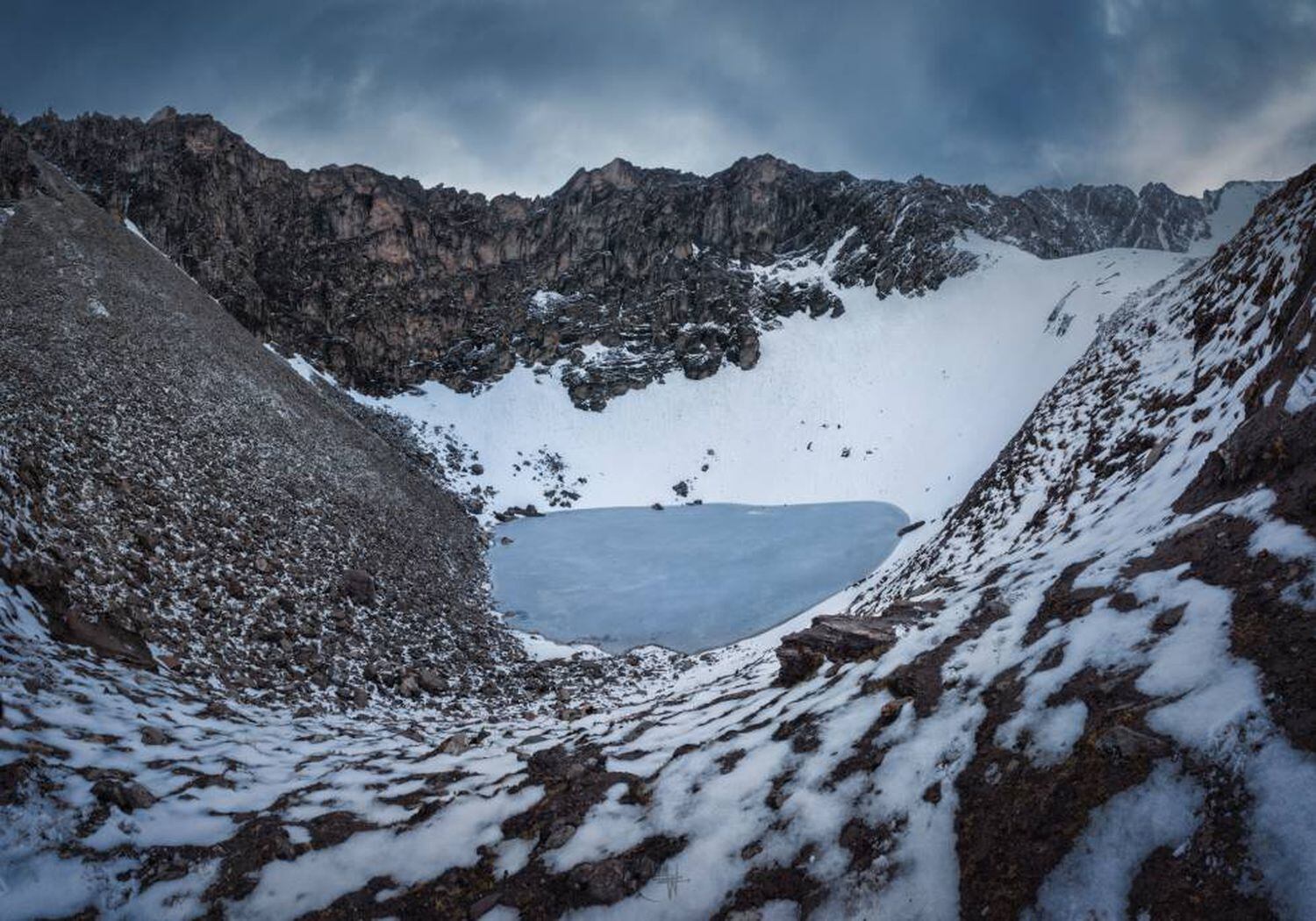 A lagoa Roopkund abriga centenas de esqueletos no seu interior e arredores.