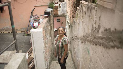 A vendedora ambulante Josefa Severina de Souza mora em uma casa de três quartos com os filhos e o marido no bairro Jardim do Colégio, em Embu das Artes, na Grande São Paulo.