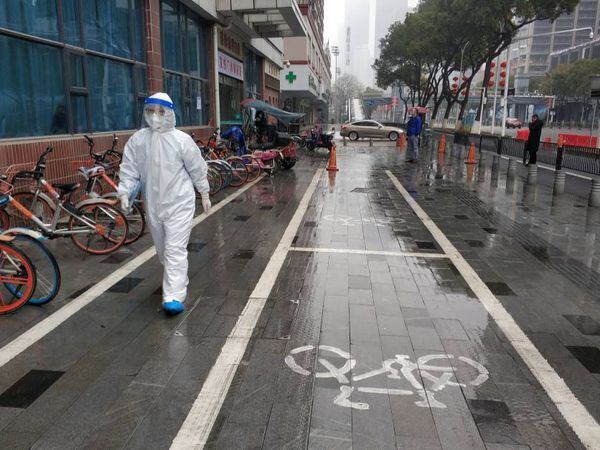 Un miembro del personal sanitario en Wuhan, China.