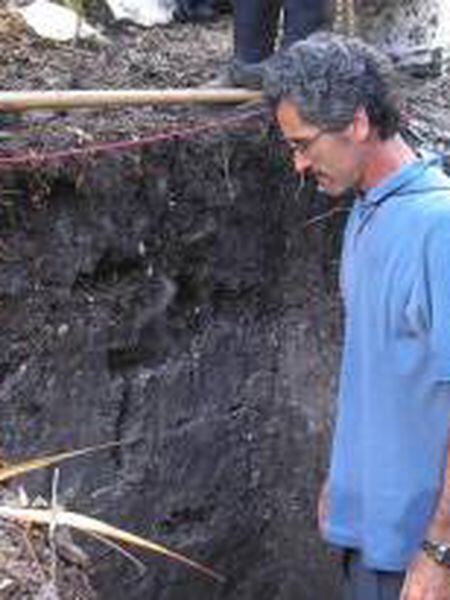 Tim Beach, geógrafo da Universidade de Texas, e um colega em uma das escavações realizadas em Belize.