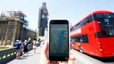 Celular com aplicativo do Uber em Londres.