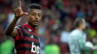 Bruno Henrique comemora gol na Libertadores em homenagem ao filho Lorenzo.