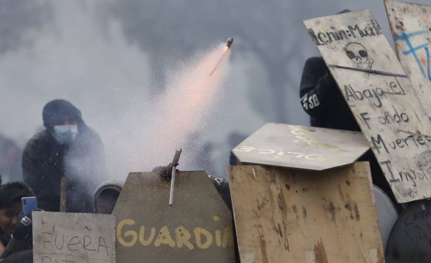 Manifestantes enfrentam a polícia neste domingo, em Quito.