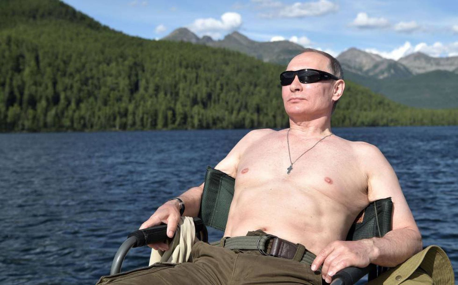 O presidente russo, VladÃ­mir Putin, toma o sol na SibÃ©ria em agosto de 2017.