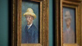 Autorretrato no museu Van Gogh de Amsterdam.