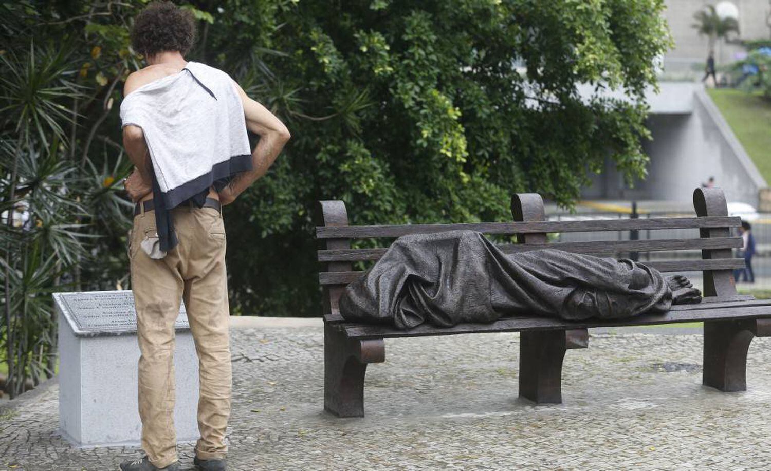 Estátua retrata Jesus Cristo como morador de Rua, no Rio de Janeiro, em novembro de 2018. 'Jesus sem teto', de autoria do canadense Timothy P. Schmalz, foi instalada no jardim da Catedral Metropolitna do Rio