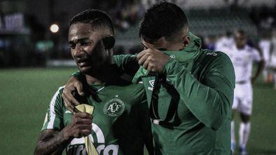 Jogadores da Chapecoense choram após derrota para o Santos no campeonato brasileiro.