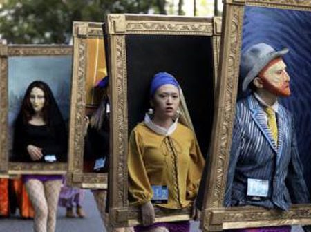 Pessoas fantasiadas de quadros famosos num desfile em Kawasaki (Japão), em 28 de outubro de 2018.