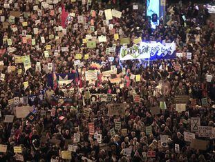 Manifestantes a favor do clima nas ruas de Madri.