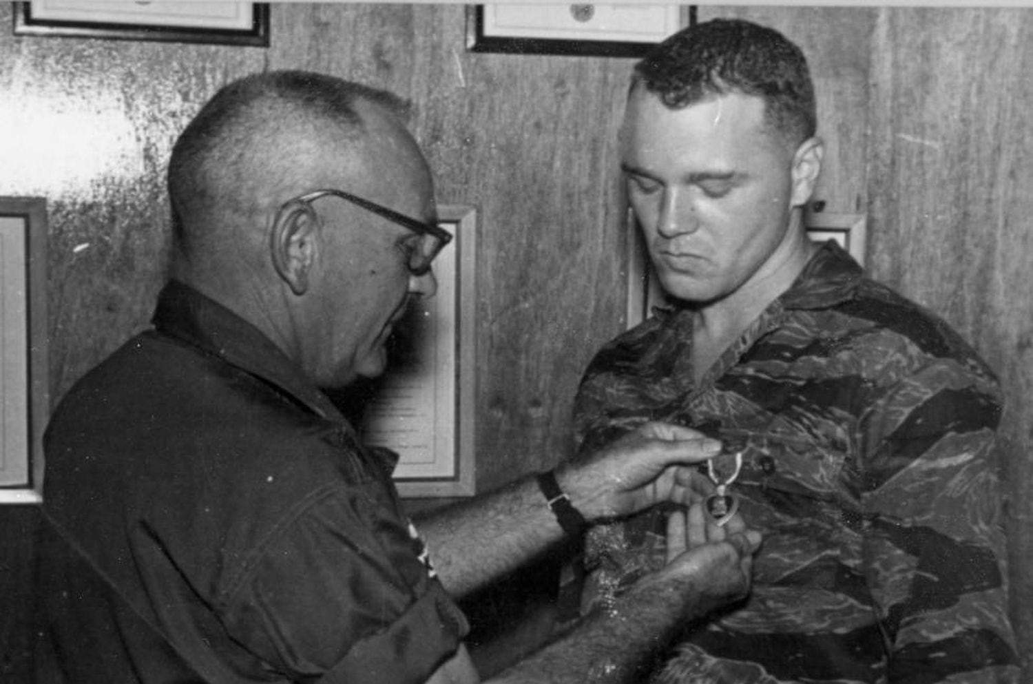 Bo Gritz recebe uma de suas medalhas pela coragem em combate. Entre as coisas que fez quando se aposentou estava organizar milícias com este lema: “indivíduos especialmente preparados para situações-chave”.