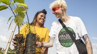  Anita Juruna, de 18 anos, e o ativista Elijah Mackenzie-Johnson, de 15 anos.