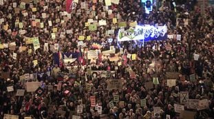 Manifestantes a favor do clima nas ruas de Madri.