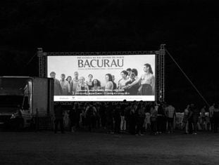 Mais de 2.000 pessoas foram assistir a pré-estreia de Bacurau no povoado Barra, no Rio Grande do Norte.