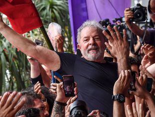 Ex-presidente Lula em São Bernardo um dia após a saída da prisão.