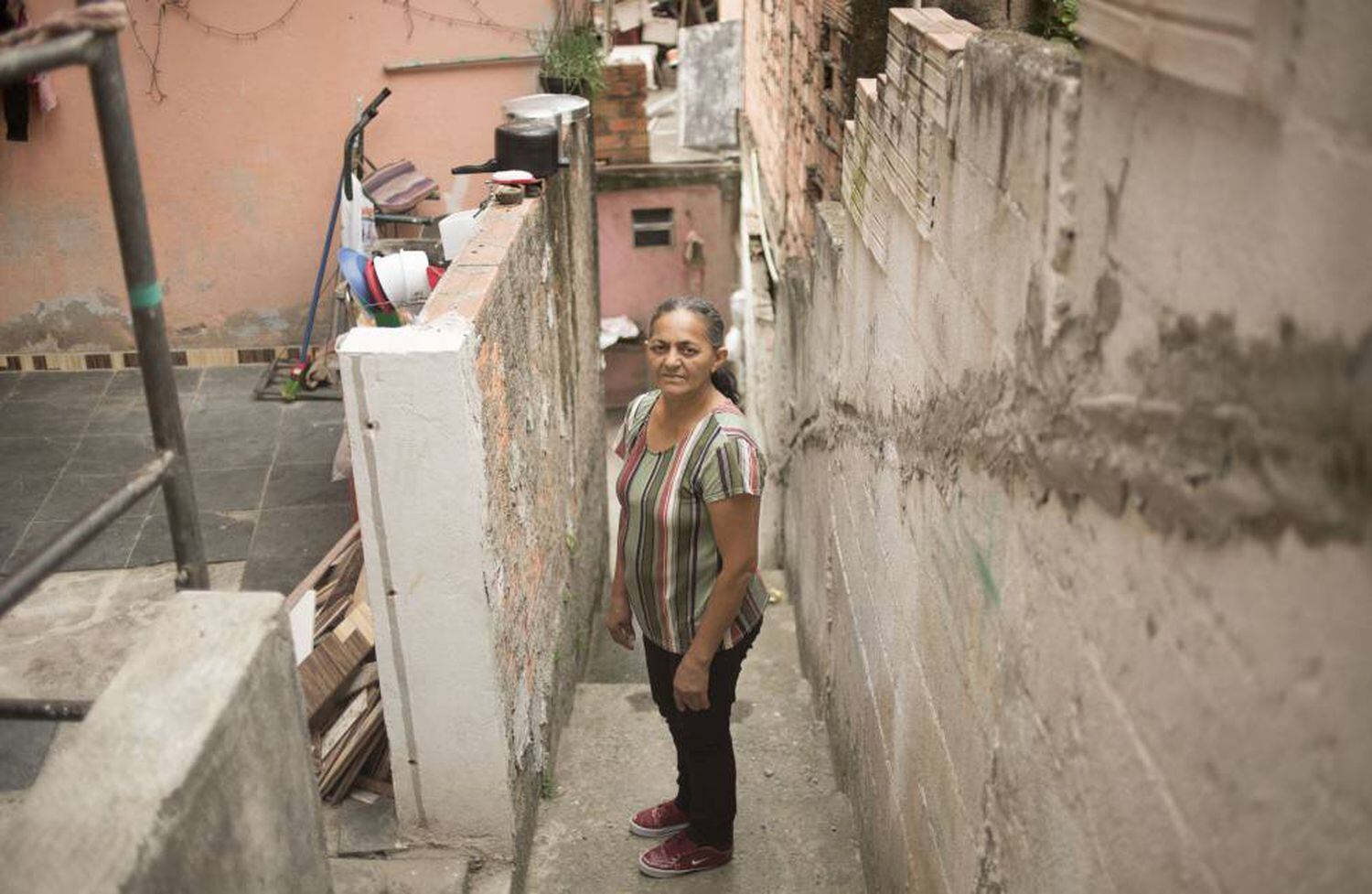 A vendedora ambulante Josefa Severina de Souza mora em uma casa de três quartos com os filhos e o marido no bairro Jardim do Colégio, em Embu das Artes, na Grande São Paulo.