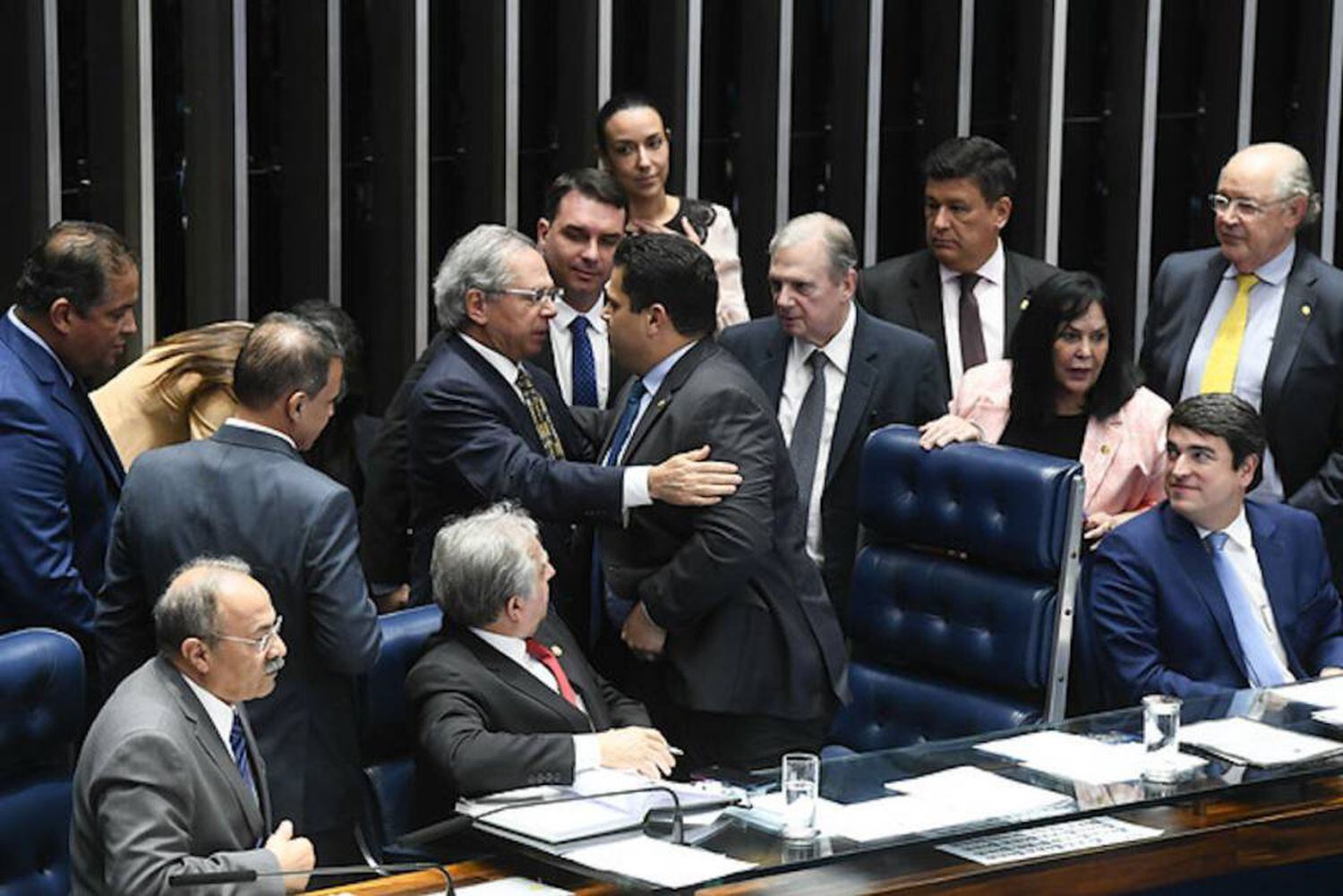 Ministro Paulo Guedes e o presidente do Senado, Davi Alcolumbre, em votação em segundo turno da reforma da Previdência.