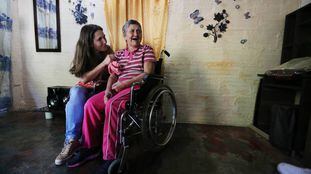 María Nelly (direita), uma das pacientes com Alzheimer hereditário de Antioquia (Colômbia) que participa do estudo sobre essa doença liderado por Francisco Lopera, com sua filha Yaned.