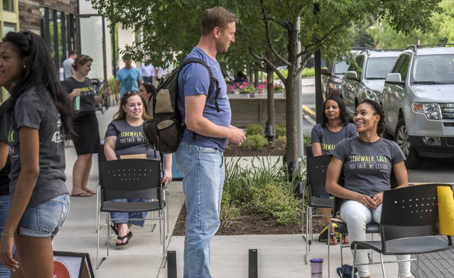 Voluntárias da Sidewalk Talk, sentadas, oferecem-se para conversar em Fairfax.