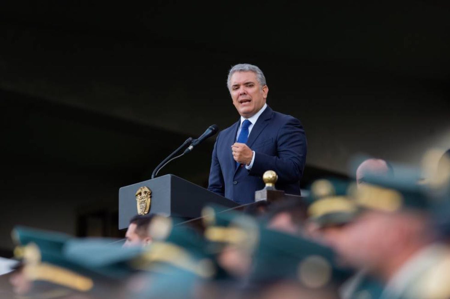 Iván Duque em uma cerimônia de passagem de tropas em vista.