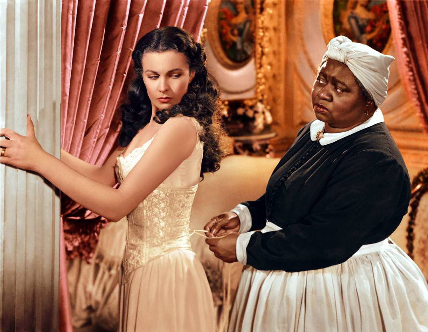 Hattie McDaniel com Vivien Leigh, que deu vida a Scarlett O’Hara. A personagem da empregada Mammy era a única que se atrevia a desafiar a voluntariosa Scarlett.