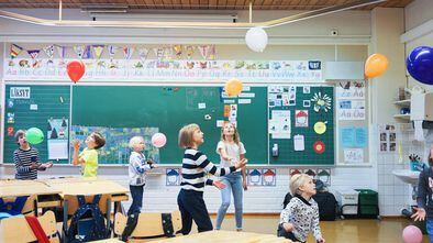 Crianças em uma sala de aula de um colégio público de Helsinque (Finlândia).