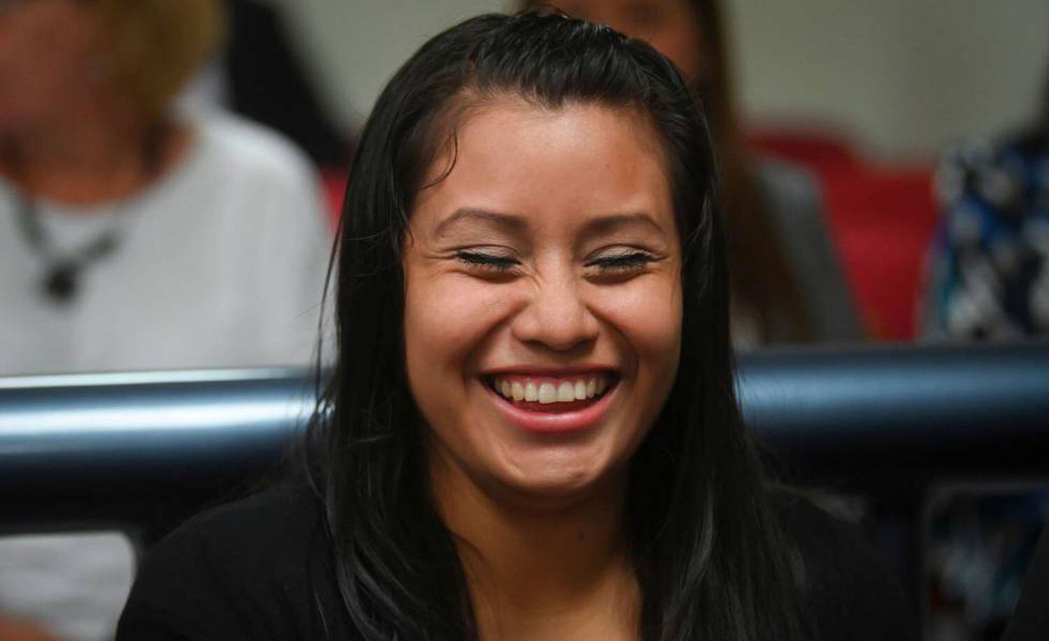 Evelyn HernÃ¡ndez reage depois de escutar a sentenÃ§a de um juiz que a absolveu depois de ser julgada por homicÃ­dio agravado em El Salvador.