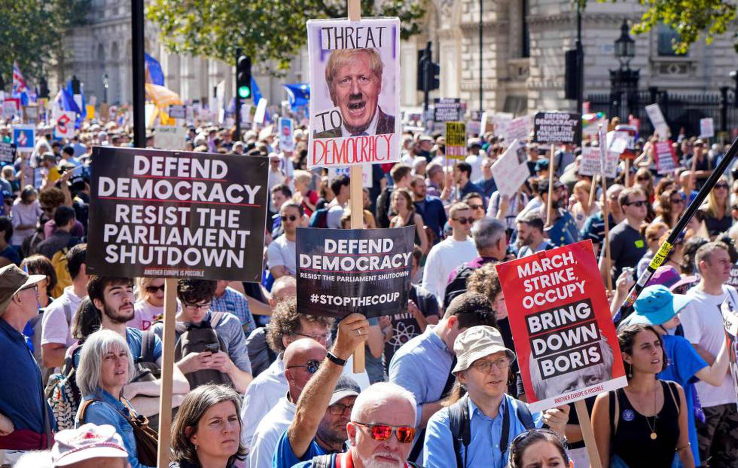 Resultado de imagem para imagens Britânicos protestam contra decisão do primeiro-ministro de suspender trabalhos do Parlamento.