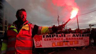 Manifestantes participam de um passeata em Nantes.