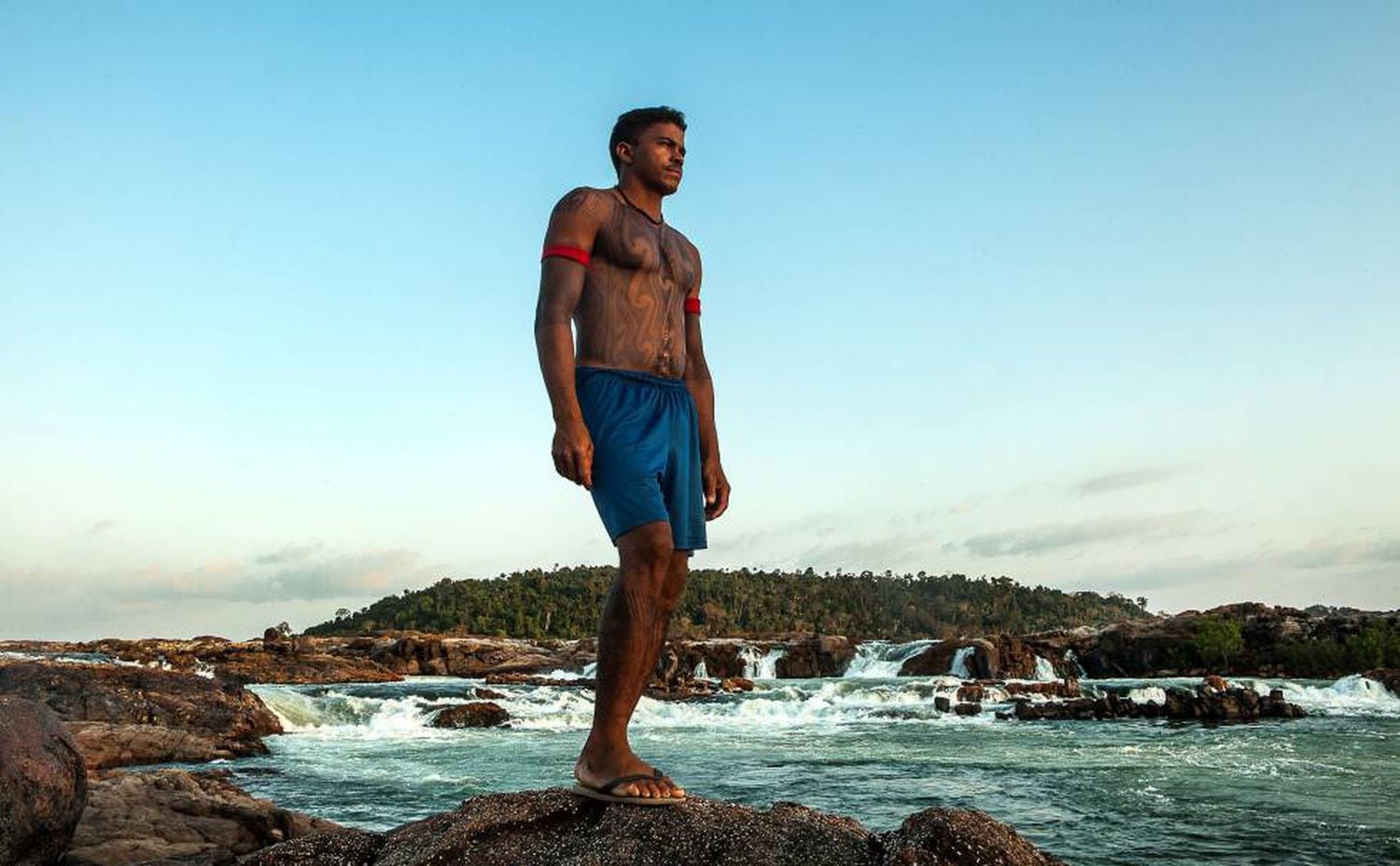 Giliard Juruna, cacique da aldeia MÃ¯ratu, Ã© uma das principais lideranÃ§as na luta contra a morte da Volta Grande do Xingu, onde vive o seu povo. Na foto, feita em 2015, ele estÃ¡ na cachoeira sagrada do JericoÃ¡.
 