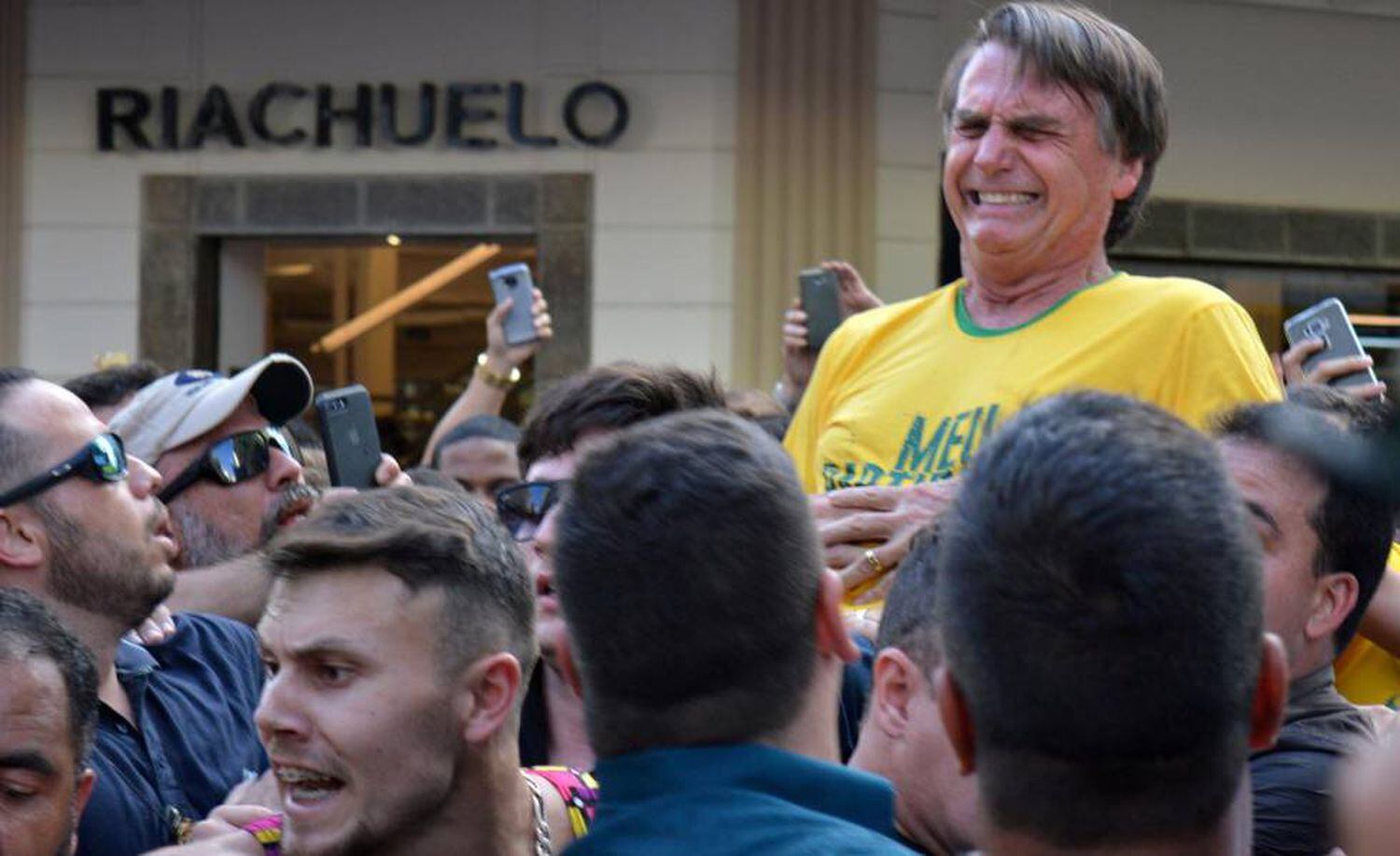 Resultado de imagem para O ataque de AdÃ©lio a Jair Bolsonaro