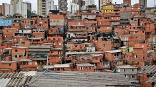 No distrito de Vila Andrade, onde fica Paraisópolis, a idade média ao morrer é de 63,6 anos. O Distrito é vizinho do Morumbi, onde os moradores morrem, em média, 10 anos mais velhos – aos 73,5