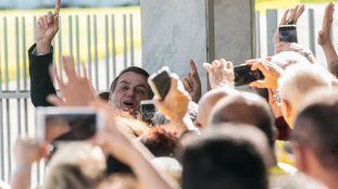 O Presidente Jair Bolsonaro fala  à Imprensa e  populares na saida do Palácio da Alvorada
