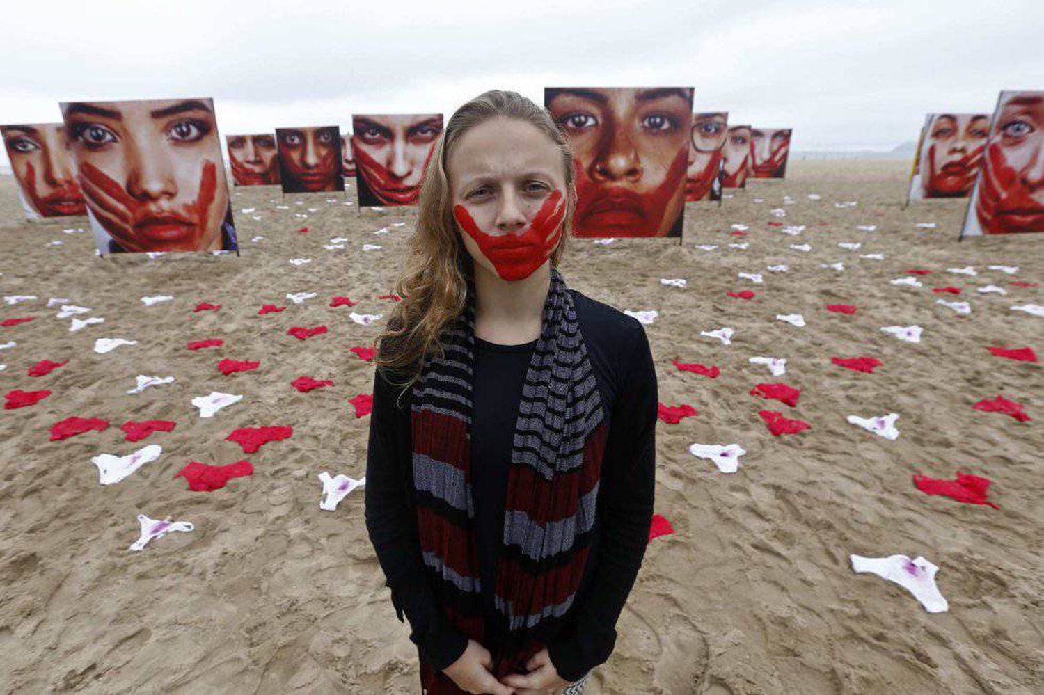 Uma voluntÃ¡ria da ONG Rio de Paz posa na praia da Copacabana, no Rio de Janeiro, em um protesto contra a violÃªncia sexual em novembro de 2016.