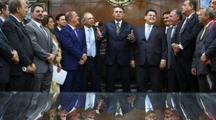 Bolsonaro fala no Congresso Nacional durante o anúncio das reformas econômicas ao lado do ministro Paulo Guedes. 