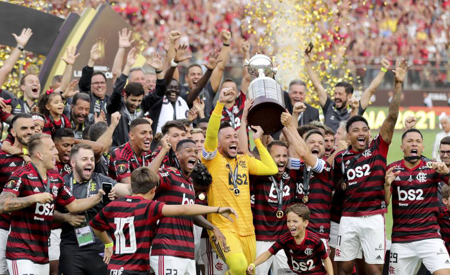 Diego Alves, Everton Ribeiro e Diego erguem a taça de campeão da Libertadores.