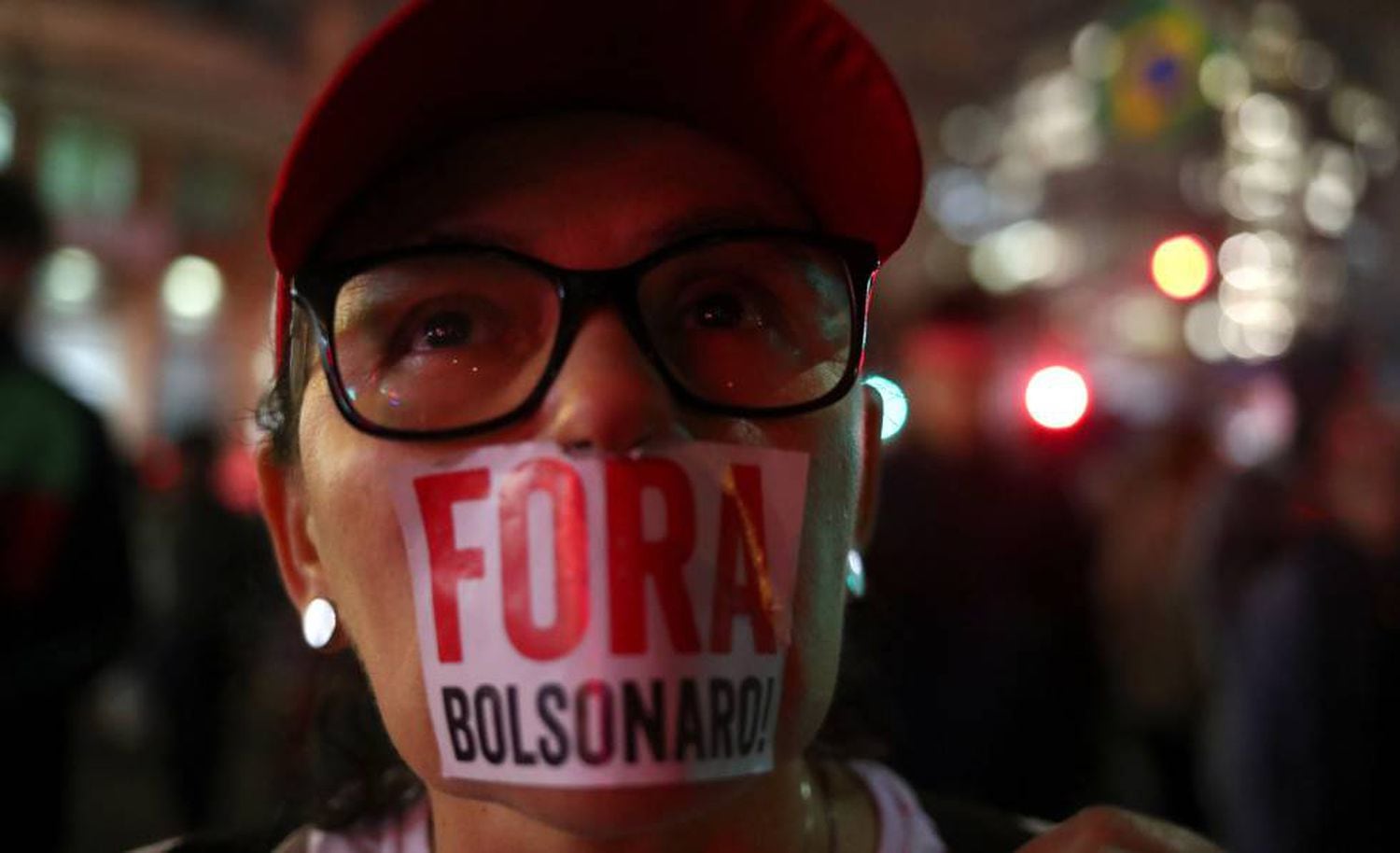 Manifestante em protesto contra o presidente em SÃ£o Paulo no dia 13 de agosto.