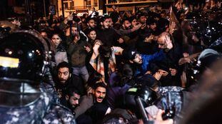 O Exército libanês desaloja à força os manifestantes que bloquearam o anel viário de Beirute na madrugada da última quarta-feira.