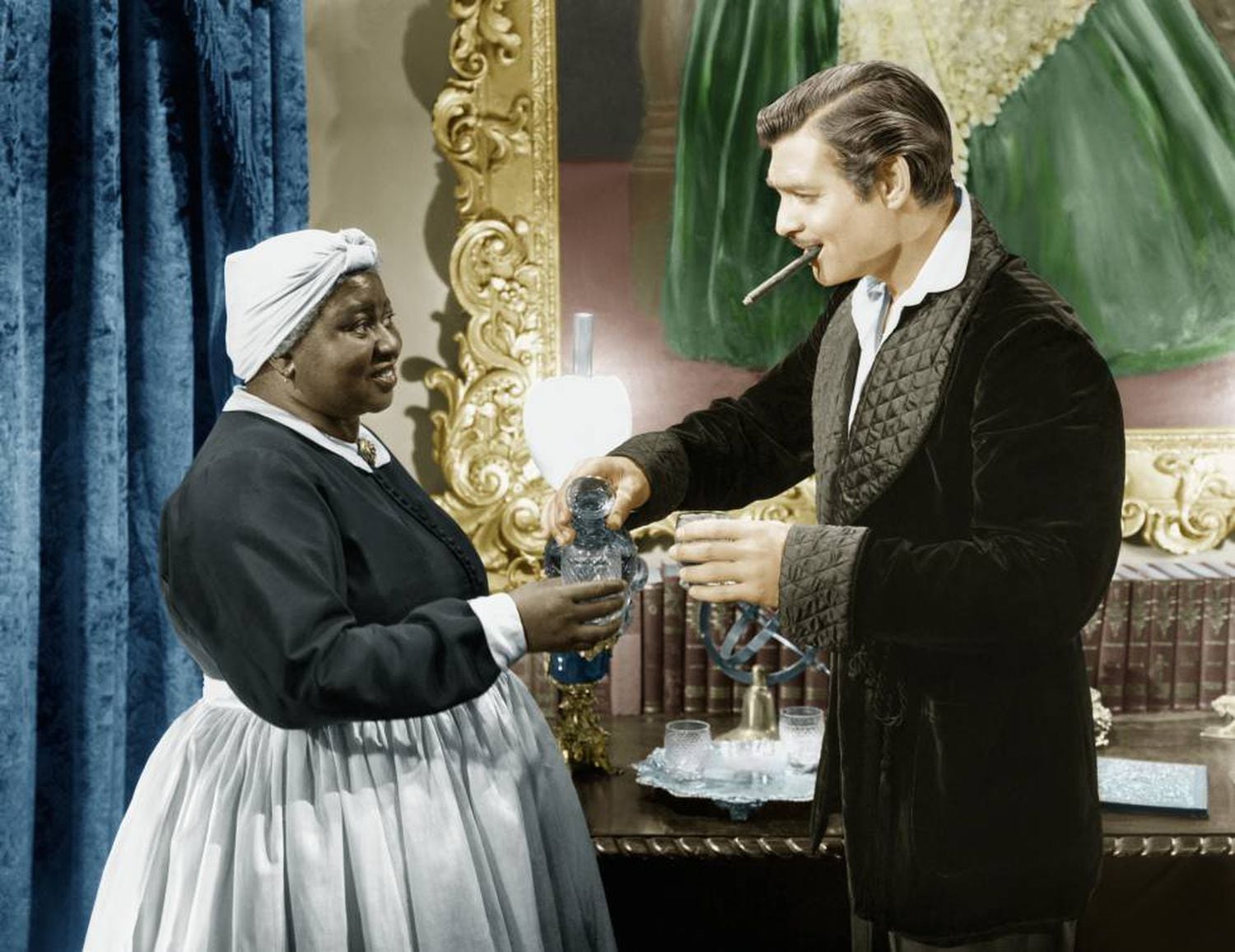 Hattie McDaniel, com Clark Gable, que foi quem recomendou ao produtor David O. Selznick que desse o papel de Mammy à atriz.