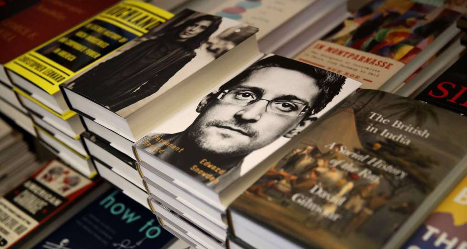 Edward Snowden, retratado na capa de seu livro.