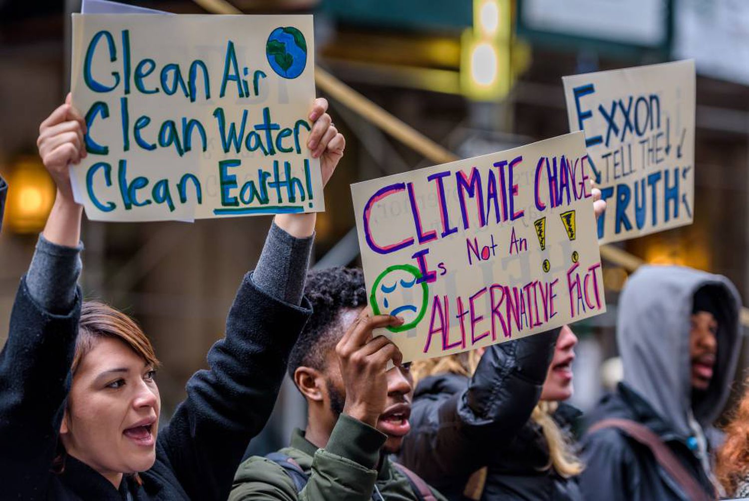 Grupo de ativistas defende a investigação da petroleira ExxonMobil, que mentiu durante décadas sobre sua contribuição para a mudança climática.