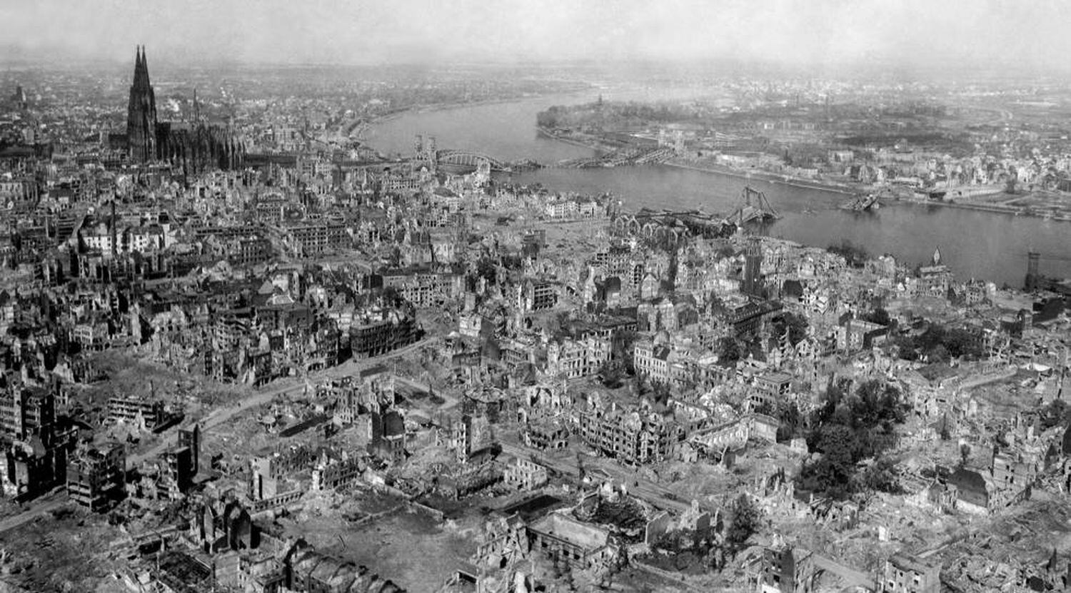 Foto da cidade de ColÃ´nia, com sua catedral ao fundo, depois do Ãºltimo bombardeio em 24 de abril de 1945.