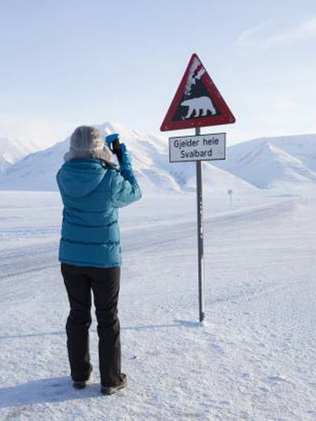 Sinal de advertência no vale de Adventdalen, perto de Longyearbyen, nas ilhas Svalbard (Noruega)