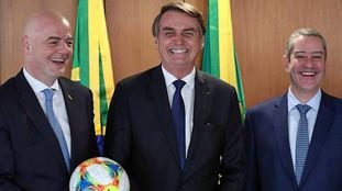 Bolsonaro recebe os presidentes da FIFA e da CBF no Palácio do Planalto.