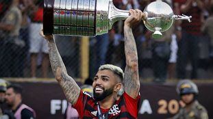 Autor de dois gols na final, Gabigol ergue a taça de campeão da América.