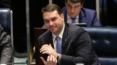 O senador Flávio Bolsonaro durante sessão que aprovou MP que autoriza a participação de até 100% de capital estrangeiro em companhias aéreas brasileiras.